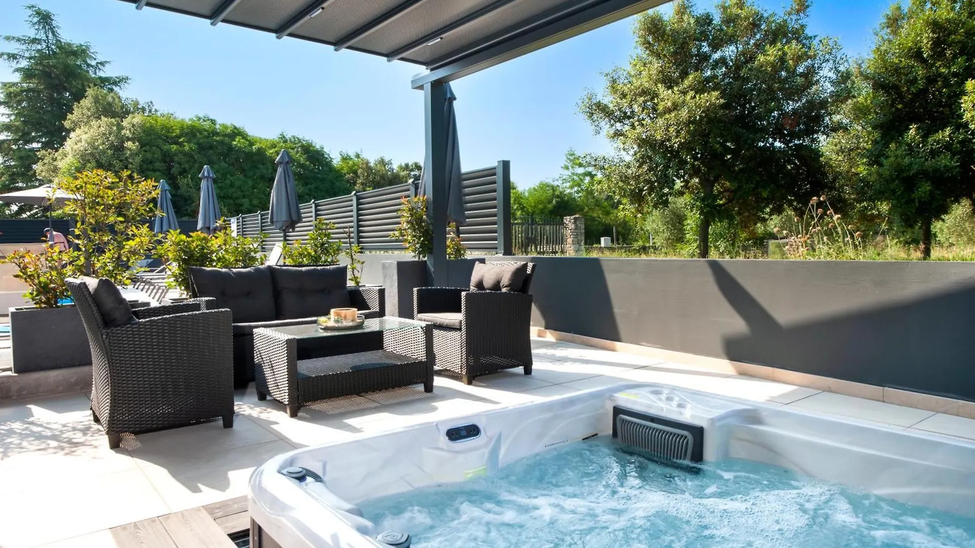 Apartments With Private Jacuzzi Garbin 1 And Garbin 2 로비니