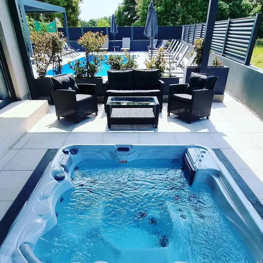 Apartments With Private Jacuzzi Garbin 1 And Garbin 2 로비니