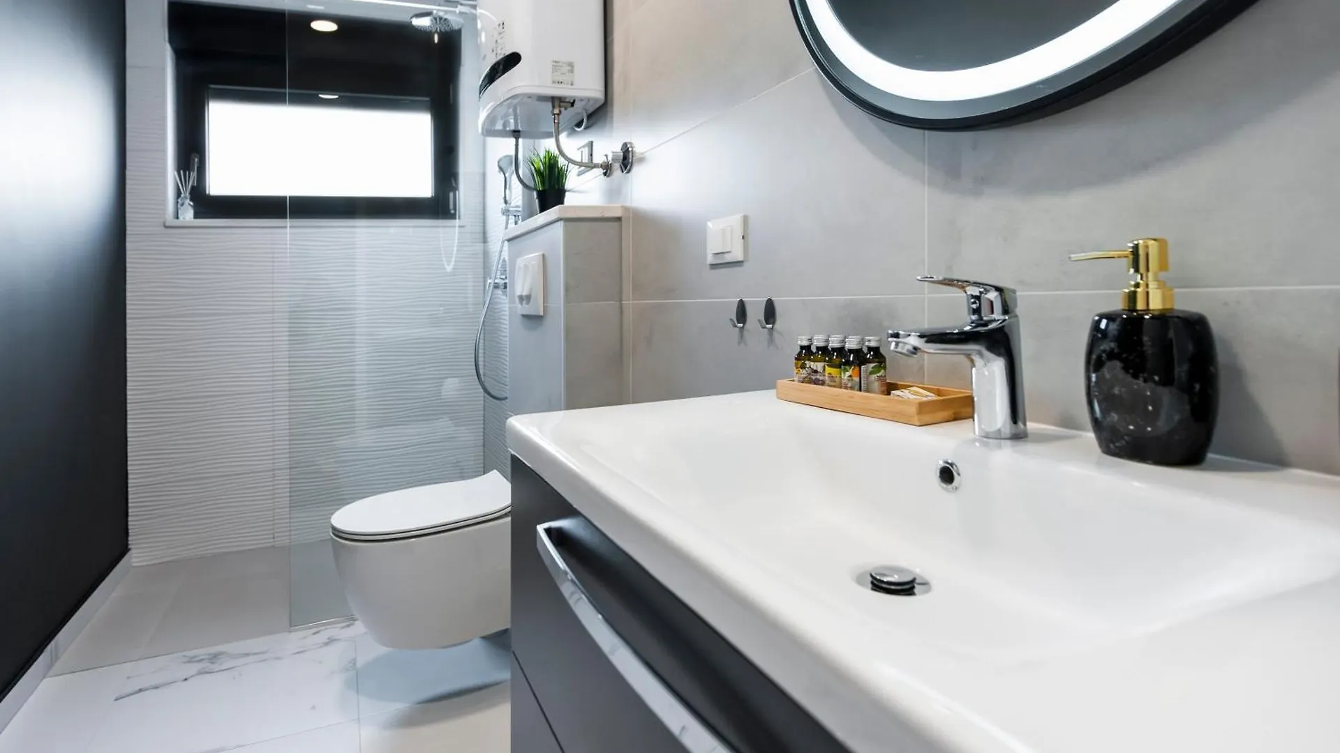 Apartments With Private Jacuzzi Garbin 1 And Garbin 2 로비니