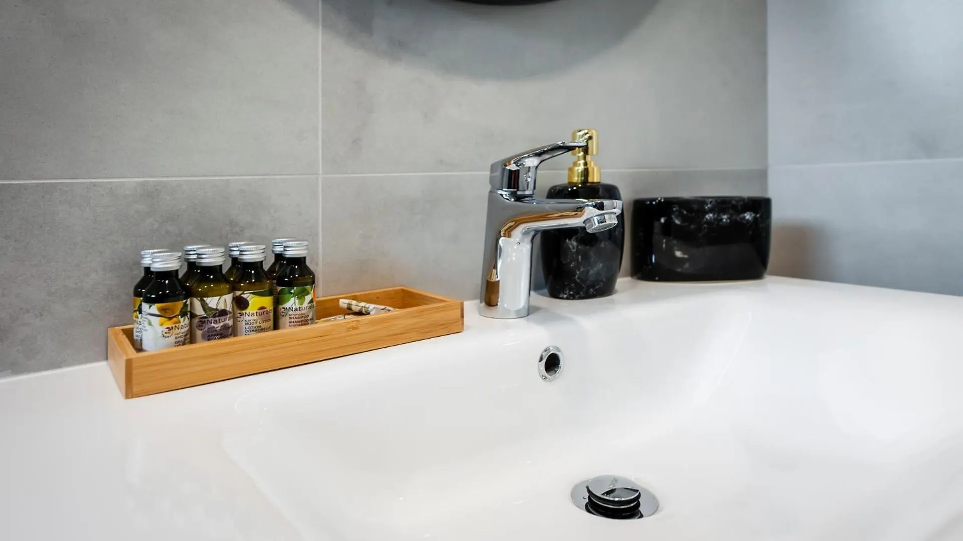 Apartments With Private Jacuzzi Garbin 1 And Garbin 2 로비니