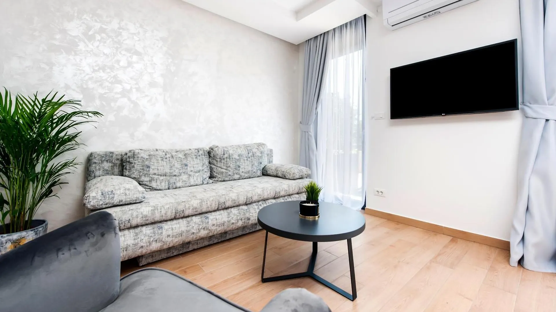 Apartments With Private Jacuzzi Garbin 1 And Garbin 2 로비니