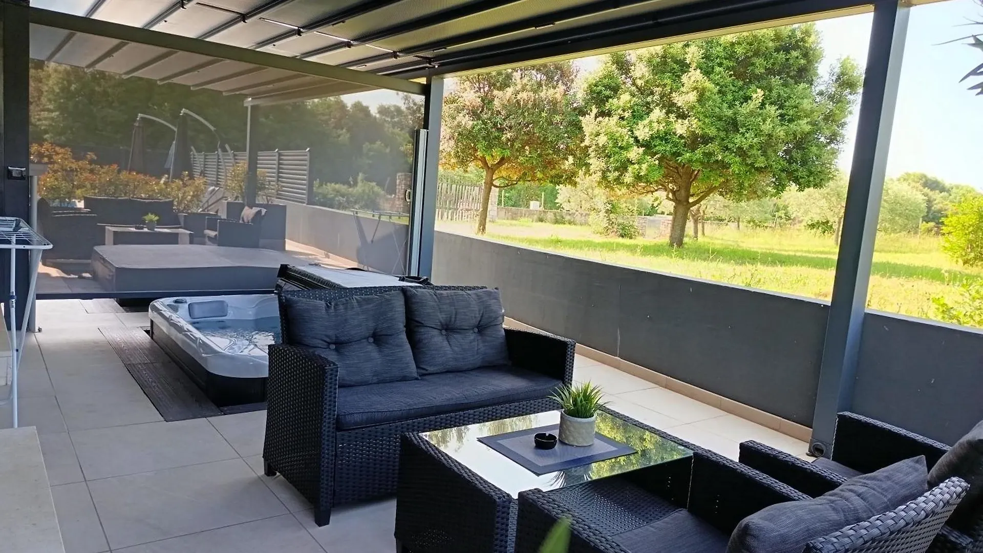 Apartments With Private Jacuzzi Garbin 1 And Garbin 2 로비니