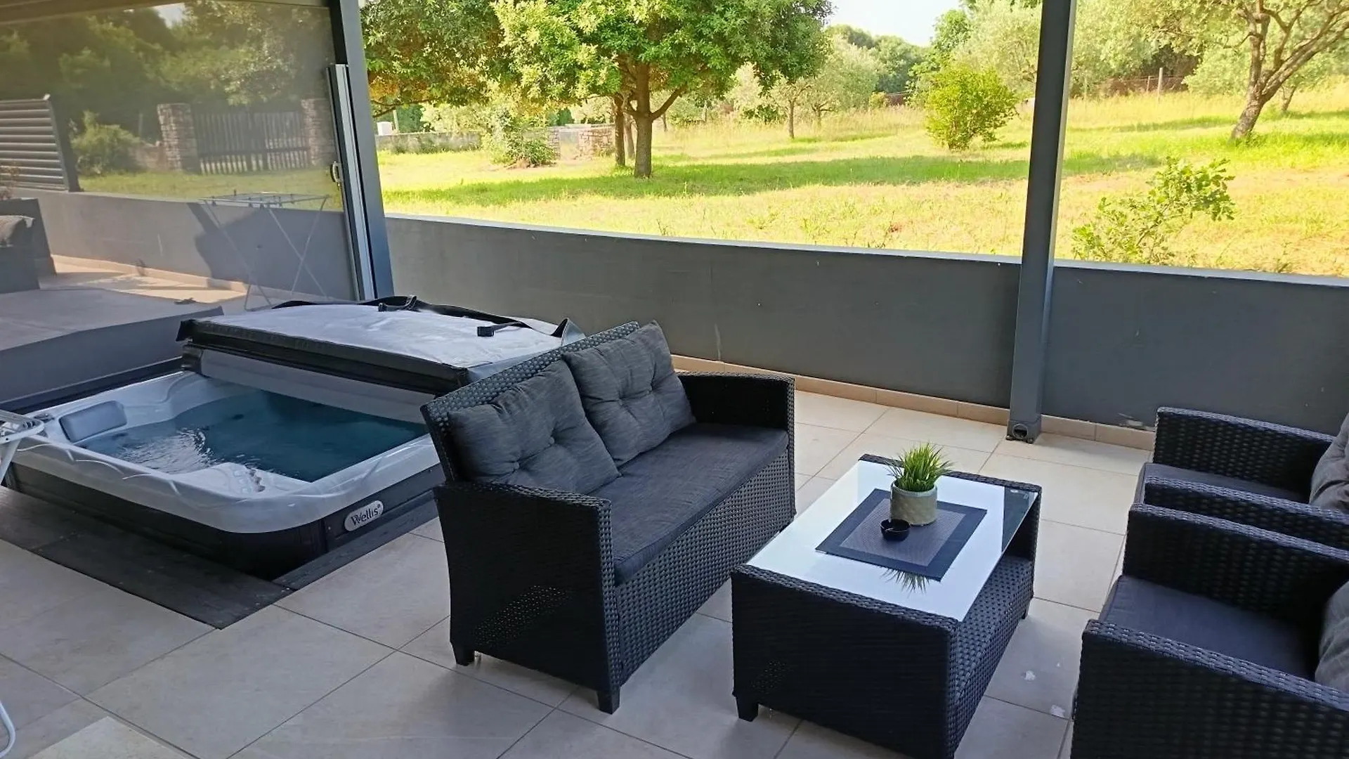 Apartments With Private Jacuzzi Garbin 1 And Garbin 2 로비니